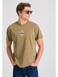 t-shirt με τύπωμα στο στήθος