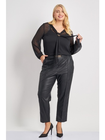 παντελόνι δερματίνης με διακοσμητική αγκράφα σε προσφορά