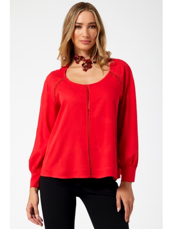 κοκκινη μπλουζα με διακοσμητικη δαντελα σε προσφορά