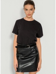 t-shirt με λεπτομέρεια ...