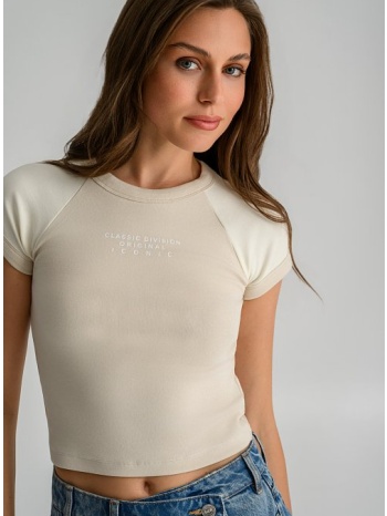 εφαρμοστό κροπ t-shirt με print (sand)