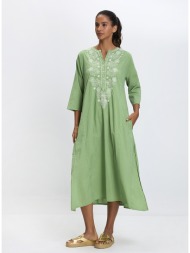 γυναικείο φόρεμα comfort fit βαμβακερό midi με κέντημα στο ντεκολτέ