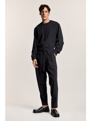 μαύρο παντελόνι με λοξό επανώτισμα, λάστιχο και ζώνη