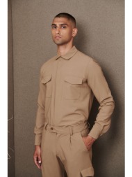 μπέζ πουκάμισο με τσέπες στο στήθος
