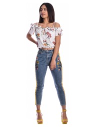 μπλέ εφαρμοστό τζίν