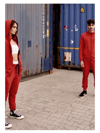 unisex κόκκινη ζακέτα μέ κουκούλα σε προσφορά