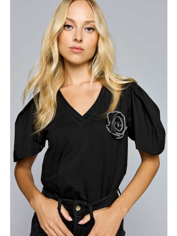 μαύρη μπλούζα με λουλούδι καρφίτσα