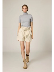 ψηλόμεσο σόρτς με εφέ δέρματος και ζώνη