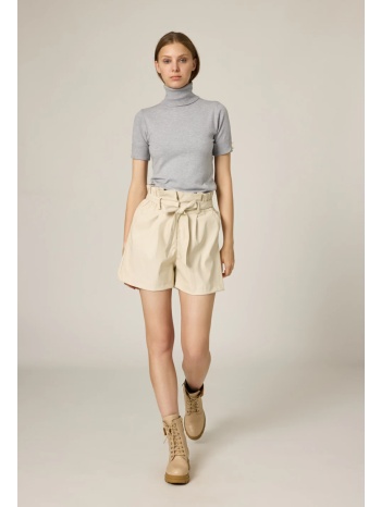 ψηλόμεσο σόρτς με εφέ δέρματος και ζώνη