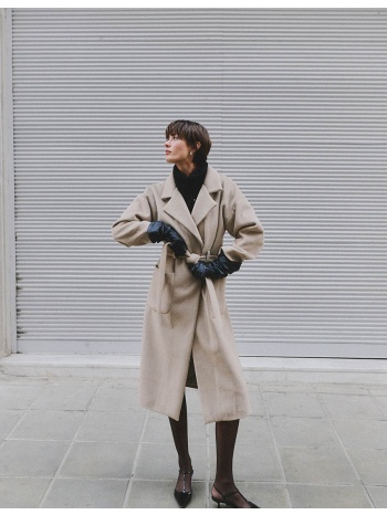 μακρύ παλτό με ανοιχτό γιακά, ζώνη και τσέπες σε προσφορά