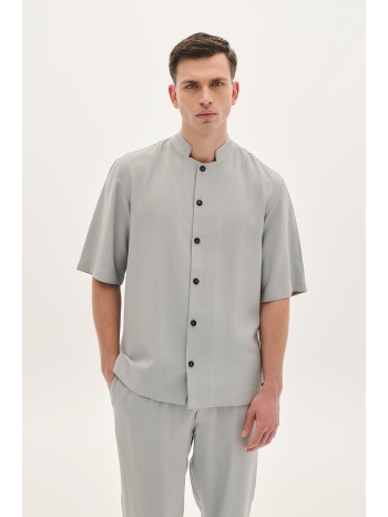 κοντομάνικο πουκάμισο με ιδιαίτερη λαιμόκοψη