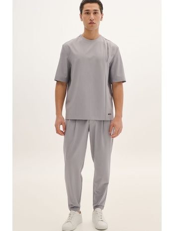 παντελόνι με φαρδιά θηλύκια, πιέτες και λάστιχο στη μέση