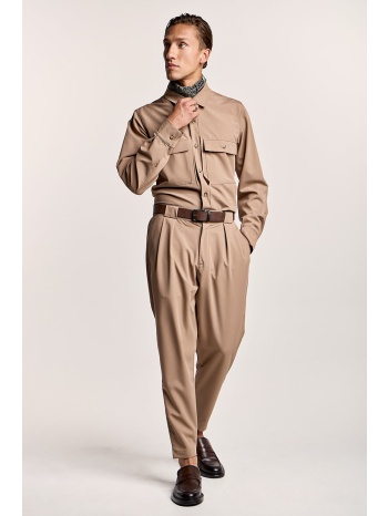 μπέζ παντελόνι με φαρδιά θηλύκια και πιέτες