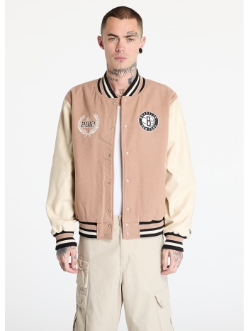 μπουφάν new era brooklyn nets nba lifestyle beige varsity σε προσφορά