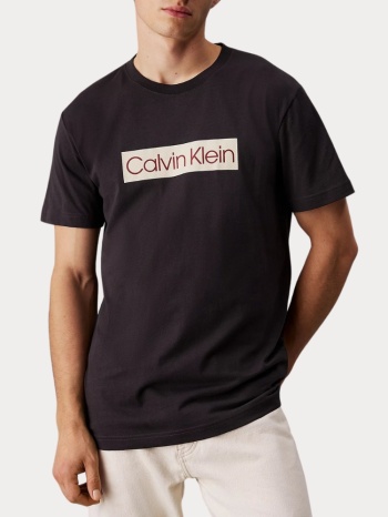 t-shirt calvin klein label print tee regular fit phantom σε προσφορά