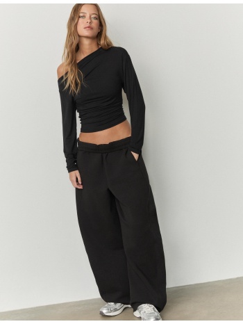 stradivarius μπλούζα με ασύμμετρο λαιμό μαύρο xs