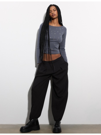 stradivarius μπλούζα με λαιμόκοψη χαμόγελο και καρφιά l