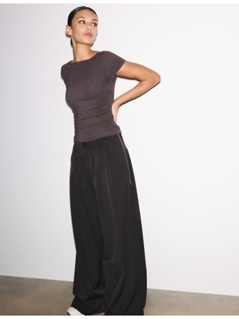 stradivarius κοντομάνικη μπλούζα με σούρες στο πλάι καφέ xs