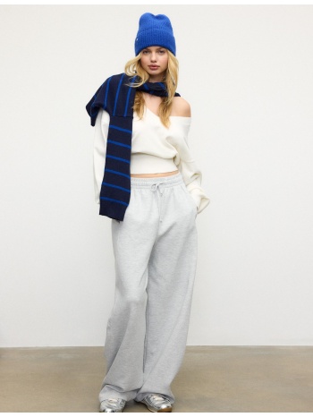 stradivarius πουλόβερ με λαιμόκοψη v και μανίκια νυχτερίδα σε προσφορά