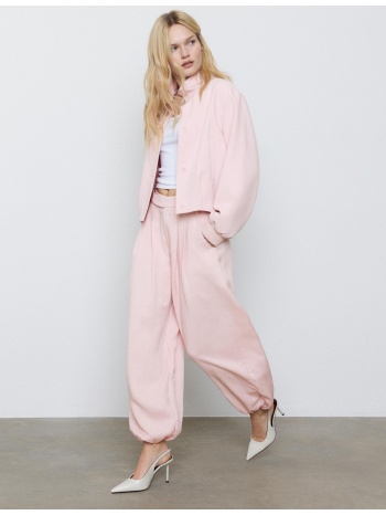 stradivarius παντελόνι βράκα με πιέτες και αγκράφα παστέλ