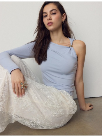 stradivarius ασύμμετρη μπλούζα με μεταλλική αγκράφα σιέλ l σε προσφορά