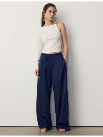 stradivarius ασύμμετρη μπλούζα με μεταλλική αγκράφα εκρού l σε προσφορά