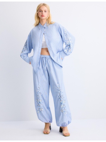 stradivarius πουκάμισο με κεντημένα μανίκια σιέλ xl