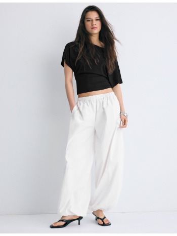 stradivarius κοντομάνικη μπλούζα με λαιμόκοψη χαμόγελο