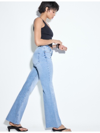 stradivarius d74 τζιν καμπάνα με σκίσιμο μπλε ντένιμ 42