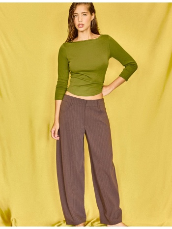 stradivarius basic μπλούζα με λαιμόκοψη χαμόγελο σκούρο
